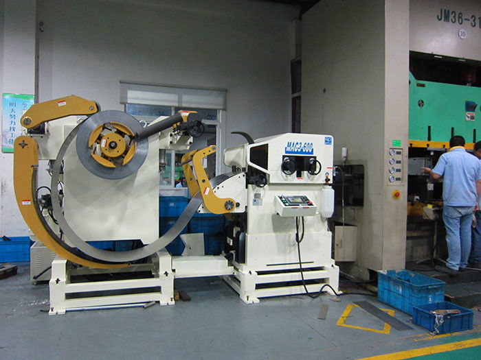 Fully Automatic Steel Coil Uncoiler Double - Sided Oiling Stamping Feeder